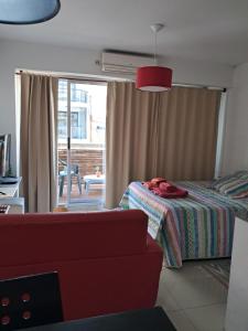 Un dormitorio con una cama y un sofá y una ventana. en Corazón de Villa Crespo, en Buenos Aires 54 fotos más