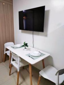 Cozy and Affordable Condo near MOA and Airport with Wifi 069電視和／或娛樂中心