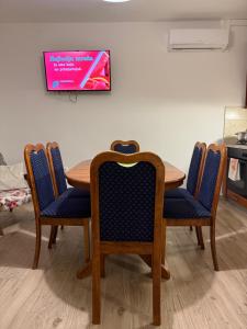 TV a/nebo společenská místnost v ubytování Apartments Kurilić