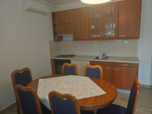 Kuchyň nebo kuchyňský kout v ubytování Apartments Kurilić