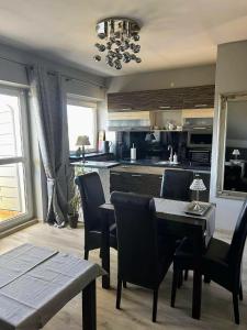 Η κουζίνα ή μικρή κουζίνα στο Piastowska Home +7 φωτογραφίες