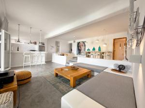 un soggiorno con un divano e un tavolo di Villa Secret 55 Mykonos a Fanari