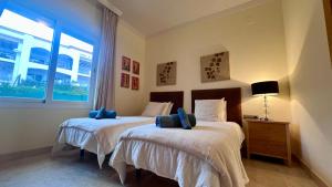Ένα ή περισσότερα κρεβάτια σε δωμάτιο στο Stunning Apartment With Golf Course and Sea Views +27 φωτογραφίες