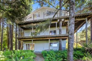 widok na dom w lesie w obiekcie Cape Meares 4br Oceanview Retreat King Bed w mieście Tillamook