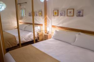 sypialnia z dwoma łóżkami i lustrem w obiekcie Oriente Suites w Madrycie