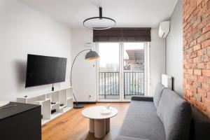 TV a/nebo společenská místnost v ubytování Praga Grochowska Unique Apartment by BookingHost