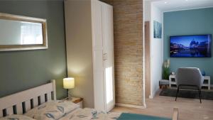 Televízia a/alebo spoločenská miestnosť v ubytovaní Holiday House Holek