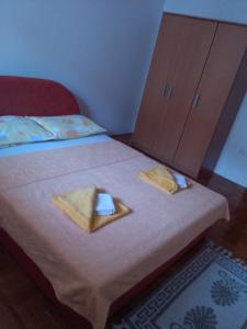 A bed or beds in a room at Apartman CENTAR