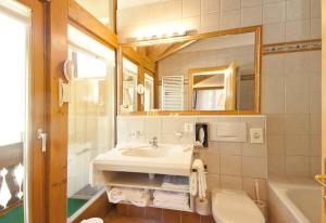 Kamar mandi di Waldpark Hotel Garni