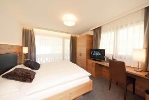 Tempat tidur dalam kamar di Waldpark Hotel Garni