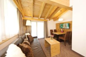 Area tempat duduk di Waldpark Hotel Garni