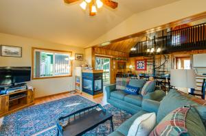 uma sala de estar com um sofá e uma TV em Oceanfront Family Cabin 4 Br Wrap-around Deck em Rockaway Beach