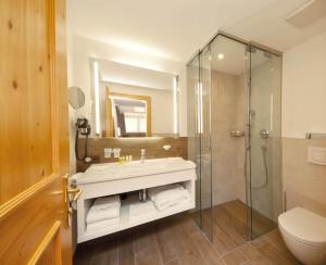 Kamar mandi di Waldpark Hotel Garni