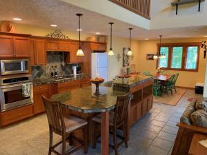 eine große Küche mit Tisch und Stühlen in der Unterkunft Family Getaway 3 Br Walk To Beach Jacuzzi Tub in Rockaway Beach