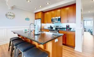 Η κουζίνα ή μικρή κουζίνα στο Oceanfront Oasis King Suite Stunning Views