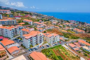 eine Luftansicht einer Stadt mit Meerblick in der Unterkunft Cozy Seaside Cottage Ocean Views and Near Beach in Caniço