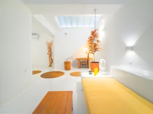 bagno bianco con lavandino e tavolo di Villa Secret 55 Mykonos a Fanari Altre 31 foto
