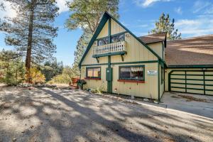 una casa con un balcón al costado en Mountain Hideaway on Maryland by Big Bear Vacations, en Big Bear Lake