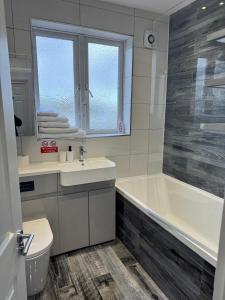 Fotografie z fotogalerie ubytování Big & Spacious 5 Bedroom House in London v destinaci Plumstead