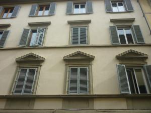 budynek z bandą okiennic w obiekcie San Zanobi Apartment we Florencji