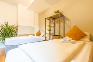 two white beds in a room with a mirror at Sleeping Home - Red House - Großes Haus für Gruppen mit 2 Wohnungen - 15 Betten - 2 Küchen - Parkplätze - Self Check-in in Bielefeld