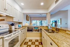 Una cocina o kitchenette en Beachwalk Villa 5069