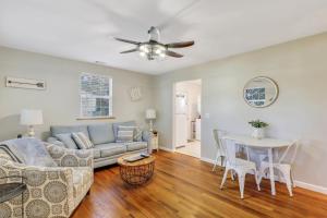 Istumisnurk majutusasutuses Charming Lowcountry Cottage in the Heart of Beaufort, SC