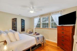 Televiisor ja/või meelelahutuskeskus majutusasutuses Charming Lowcountry Cottage in the Heart of Beaufort, SC