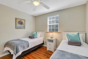 Voodi või voodid majutusasutuse Charming Lowcountry Cottage in the Heart of Beaufort, SC toas