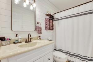 Vannituba majutusasutuses Charming Lowcountry Cottage in the Heart of Beaufort, SC +38 fotot