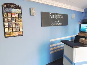 un muro blu con un cartello sul muro di Family Hôtel a Wavre