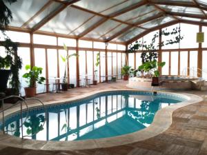 una piscina in una veranda con piscina di Paraje el Serbal a Benatae