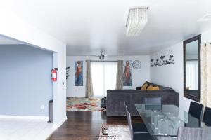 een woonkamer met een bank en een glazen tafel bij Beautifully Designed & Spacious Apartment in Newark 10mins from EWR Airport, Close to NYC and Beth Israel Hospital in Newark