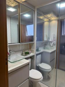 マリンガにあるApartamento Moderno e Aconchegante com vista incrívelのバスルーム(トイレ、洗面台、鏡付)