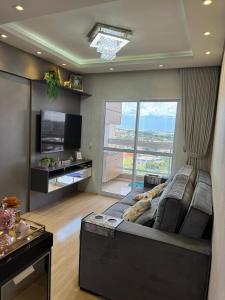 マリンガにあるApartamento Moderno e Aconchegante com vista incrívelのリビングルーム(大きなソファ、テレビ付) +14枚の写真