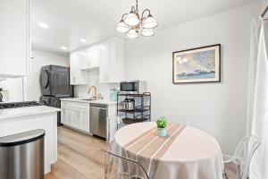 eine Küche mit Tisch und Stühlen in einem Zimmer in der Unterkunft Modern Cozy Retreat Stylish Stay with Patio & Parking in Monterey Park