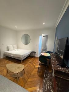a bedroom with a bed and a tv in it at Portes de Paris RER C à 2 min WiFi & Parking Inclus in Choisy-le-Roi