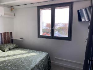 サントマリー・ド・ラメールにあるMaison avec cour 8 personnes - Bazaretteのベッドと窓のある寝室