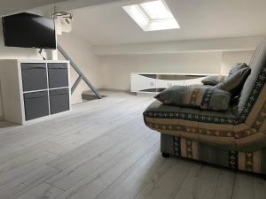 サントマリー・ド・ラメールにあるMaison avec cour 8 personnes - Bazaretteのソファとテレビのあるリビングルーム