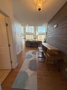 Posezení v ubytování Spacious & Bright Lake Cabin, pet friendly, 8 beds