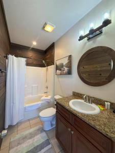 Koupelna v ubytování Spacious & Bright Lake Cabin, pet friendly, 8 beds