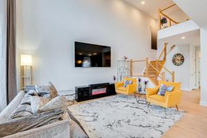 Posezení v ubytování 10 Mi to Morristown Stylish Home Near Trails!