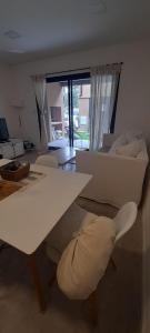 a living room with a white table and chairs at Hermoso departamento de 2 ambientes in Pilar +4 photos