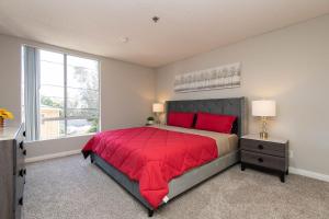 Un dormitorio con una cama roja y una ventana. en Chic Hollywood Retreat 2Bed Rooftop Pool with Iconic Views, en Los Ángeles 24 fotos más