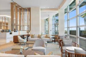 Χώρος καθιστικού στο Ocean Front 2BR 2.5BA Lux Condo on Singer Island