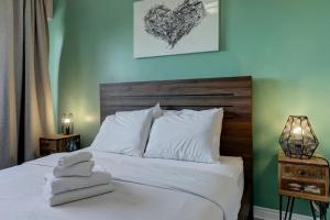 a bedroom with a white bed with towels on it at Nice unit in heart of downtown balcony view in Montréal