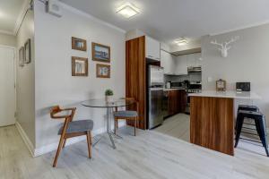 a kitchen with a table and chairs in a room at Cozy condo in heart of downtown Montreal in Montréal