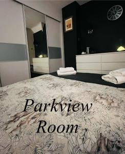una camera da letto con un letto e un bagno di THE LOG CABIN no neighbours sleeps up to 5 people Free parking Bfst drinks PET FRIENDLY a Leicester