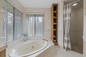 صورة لـ Mid-Century-Modern Mountain Gem في بليسرفيل