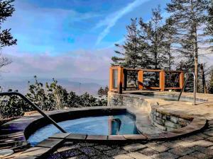 een zwembad met een hot tub in een huis bij Rimfire 150 in Slaty Fork